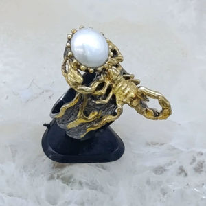 Anillo de Escorpión Plateado en Oro con Perla de Diseño Moderno de Estambul para Boutiques y Minoristas - Product Image 1