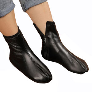 2024 Pie de cuero hecho a medida para Hombres Nuevo estilo temporada de invierno calcetines de cuero estilo fábrica OEM fabricante calcetines de cuero - Product Image 1