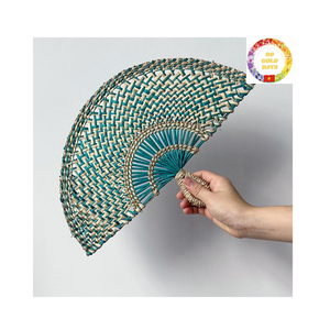 Éventail à main décoratif en jonc de mer fait à la main au Vietnam Éventail tissé en feuille de palmier pour mariages et événements - Product Image 4