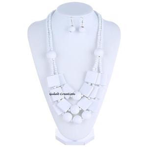 Collier ras du cou en perles de bois blanches à 3 couches, bijoux de déclaration Boho multi-brins faits à la main pour femmes avec perles en bois naturel - Product Image 1