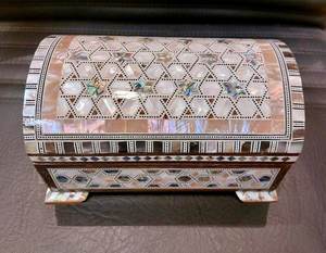 Boîte à bijoux en nacre avec motifs complexes, parfaite pour les lignes de beauté en gros - Product Image 1