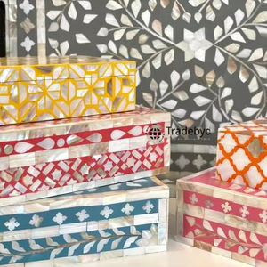 Caja con incrustaciones de fregona brillante para envolver regalos y recuerdos festivos Premium de Tradebyd - Product Image 1