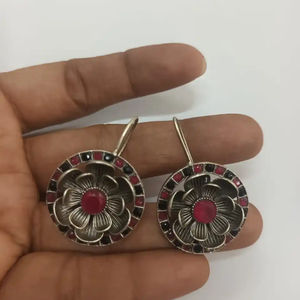 Pendientes de latón de moda con diseño de flor y perlas de imitación multicolor para mujer, ajuste de bisel personalizado en color/tamaño, joyería NAYSHA para fiesta - Product Image 1