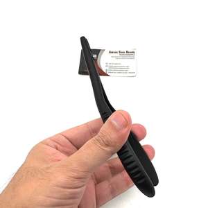 Pince à cheveux en acier inoxydable de qualité chirurgicale à pointe incurvée noire mate avec logo personnalisé et deux trous - Product Image 3