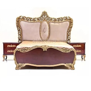 Lit de créateur sculpté à la main avec tables d'appoint Ensemble de meubles de chambre à coucher aspect or français Chambre de maître moderne Lit en bois - Product Image 1