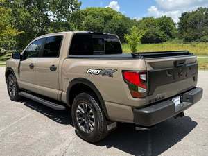 Nissan Titan PRO-4X Usado, Cabina Doble, 4x4, Asientos de Cuero, Paquete Eléctrico, Navegación Bluetooth, Rines Premium R18, ACC, Volante a la Izquierda, Color Oscuro - Product Image 4