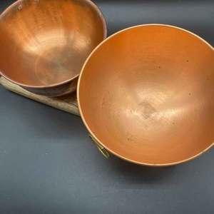 Cuencos de servicio de cobre puro duraderos hechos a mano pulidos nuevo diseño de la calidad de exportación India para fiestas y cumpleaños - Product Image 2