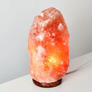 Lampe artisanale en sel rose de l'Himalaya avec base en bois sculpté élégant pakistanais à collectionner pour la décoration intérieure naturelle et le bien-être - Product Image 1