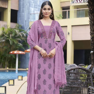 Impresión de rayón Premium con un elegante trabajo de hilo Colección Readymade disponible a precio de mayorista ideal para ropa de fiesta - Product Image 1