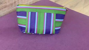 Pochette à main pour femmes à rayures multicolores écologiques Fabriqué en Inde, pochette d'extérieur en plastique recyclé tissé en nylon - Product Image 4