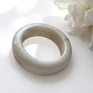 Brazaletes de resina de moda para mujer con incrustaciones de pétalos, hojas y piedras en toque de acabado brillante - Product Image 5