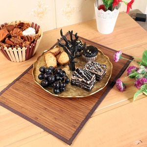 Support à gâteau en métal martelé doré de luxe avec branche d'arbre en corail noir, plateau décoratif pour la décoration de table de mariage ou de fête - Product Image 1