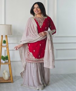 Costume Sharara imprimé de créateur avec Dupatta fantaisie et belle Kurta pour un look ethnique - Product Image 1