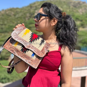 Nouveau sac à bandoulière en cuir usiné aztèque occidental moderne sac à main en cuir matelassé marron vintage avec un design aztèque unique - Product Image 4