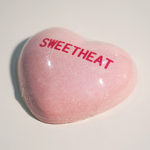 โรงงานขายส่ง OEM ผลิตภัณฑ์บาธบอมออร์แกนิกแบบกำหนดเองได้ รูปหัวใจ สำหรับเด็ก พร้อมฉลากส่วนตัว กล่องของขวัญเกลือโซดาเวียดนาม - Product Image 5