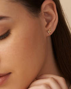 Delicados Pendientes de Diamante con Forma de Colibrí, 0.04 Ct, Diamante Natural Color G-H, Claridad VS, Oro Sólido de 14K, Regalo para Amantes de las Aves y la Naturaleza - Product Image 4