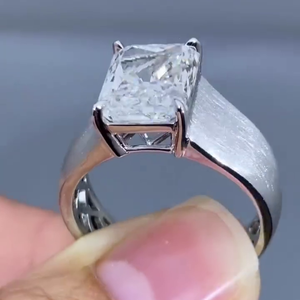 Anillo de Diamante Radiante de 4.00ct para Hombre, Certificado IGI, Elegante Banda de Oro Blanco, Anillos de Diamante Cultivado en Laboratorio - Product Image 3