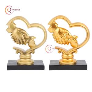 Nouveaux objets décoratifs en aluminium Sculpture de poignée de main moderne miroir polonais couleur or plaqué fournitures décoratives de l'inde - Product Image 4