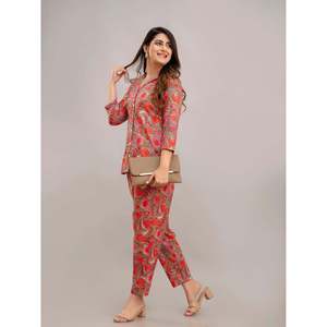 ชุดกางเกงขาสั้น2ชิ้นพิมพ์ลายสีแดงสำหรับผู้หญิงชุดดีไซน์เหนือเข่า - Product Image 1