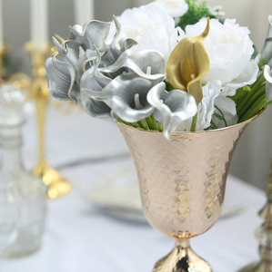 Vase à fleurs décoratif en métal en laiton AK fini or avec vase martelé au design standard pour décor de restaurant/accent de décor d'hôtel - Product Image 3