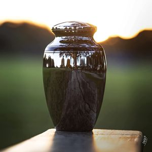 Urne en métal décorative faite à la main pour le mémorial humain et animal de compagnie directement de l'Inde motifs gravés pour vases en métal de placement de columbarium - Product Image 4