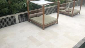 Revêtement de sol extérieur design moderne Pavés en calcaire blanc Finition de surface divisée naturelle Blocs de carreaux en calcaire de Bali blanc Salle de bains - Product Image 2