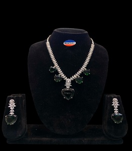 Ensemble collier et boucles d'oreilles AD de qualité supérieure pour femmes idéal pour les amateurs de bijoux de mode - Product Image 1