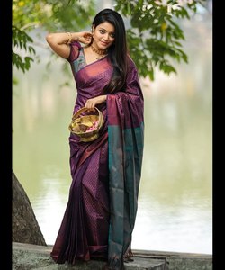 Sari de seda Kanjivaram elegante con estampado rojo con blusa Georgette para bodas y eventos especiales para mujeres - Product Image 3