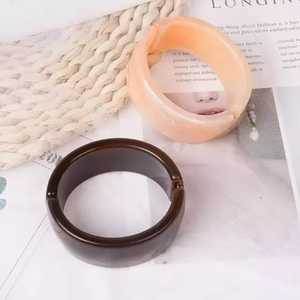 Bracelet manchette épais pour femme, en résine irrégulière et acétate marbré, large et coloré - Product Image 3