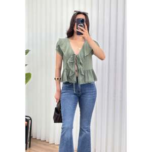 Blouse kaki en gros avec détails en dentelle et fermeture à nouer - Kaki - Product Image 4