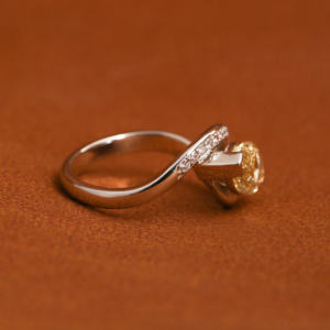 Bague de mariage élégante en or massif 14KT avec diamant jaune taillé en marquise et pavé de diamants cultivés en laboratoire, design tendance, style classique - Product Image 4