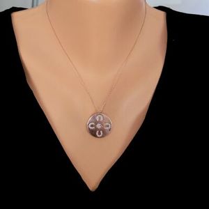 Colgante Redondo de Herradura de Plata de Ley 925 Hecho a Mano con Amuleto Religioso y Piedras Engastadas en Bisel Rosa y Blanco - Product Image 1