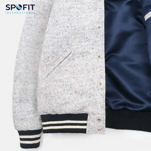 เสื้อแจ็คเก็ตวาร์ซิตี้แบบมีปกตั้งสำหรับผู้ชาย ผ้าขนสัตว์ 100% ระบายอากาศได้ดี เหมาะสำหรับฤดูหนาว  ออกแบบลายปักด้านหน้าตามสั่ง - Product Image 2