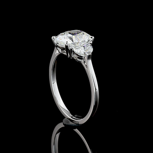 Bague de fiançailles à trois pierres taille coussin de 2,51 carats, or blanc 14 carats, diamant de laboratoire, bague de mariée - Product Image 4