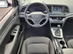 2017 para Elantra Sedán con Volante a la Izquierda, Asientos de Cuero, Luces LED - Product Image 2