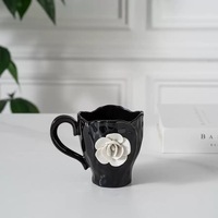 Ensemble de tasses à café et soucoupes en céramique noire et blanche, peintes à la main, avec motifs floraux en relief, style moderne et luxueux, logo personnalisé, 300-420 ml, pour tous usages