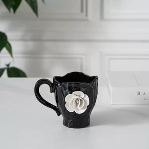 Ensemble tasse et soucoupe à café et thé en céramique, style moderne luxueux, décoré à la main avec des fleurs en relief - Product Image 3