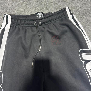 Pantalon de survêtement noir de style baggy pour homme avec bandes de logo sérigraphiées en tissu épais épais 350 GSM de qualité supérieure. - Product Image 6