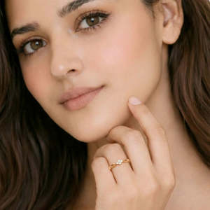 Bague élégante et tendance Hallmark, plaquée or 18 carats, en acier inoxydable, pour cadeau, mariage ou fête - Product Image 3