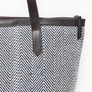 Fourre-tout en cuir PU tissé à chevrons fait à la main grande fermeture à glissière résistante à l'eau saison d'automne doublure en coton et polyester - Product Image 4