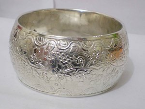 Bracelet en cuivre plaqué argent gravé de fleurs de haute qualité pour femmes, motif botanique élégant, large bracelet en métal artisanal - Product Image 4