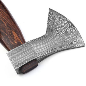 Hache en acier Damas, fabrication artisanale, motif personnalisé, manche en bois massif, pour le camping, le bushcraft, la chasse et les équipements de plein air - Product Image 4