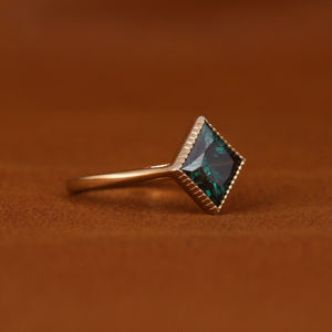 Bague de mariage de luxe en or massif 18KT, diamant vert de taille princesse cultivé en laboratoire, lunette de fiançailles solitaire classique certifiée IGI - Product Image 5