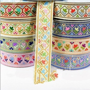 Hermosa tela de encaje bordado con patrones de flores Delicado encaje bordado floral Suave elegante y atemporal - Product Image 1