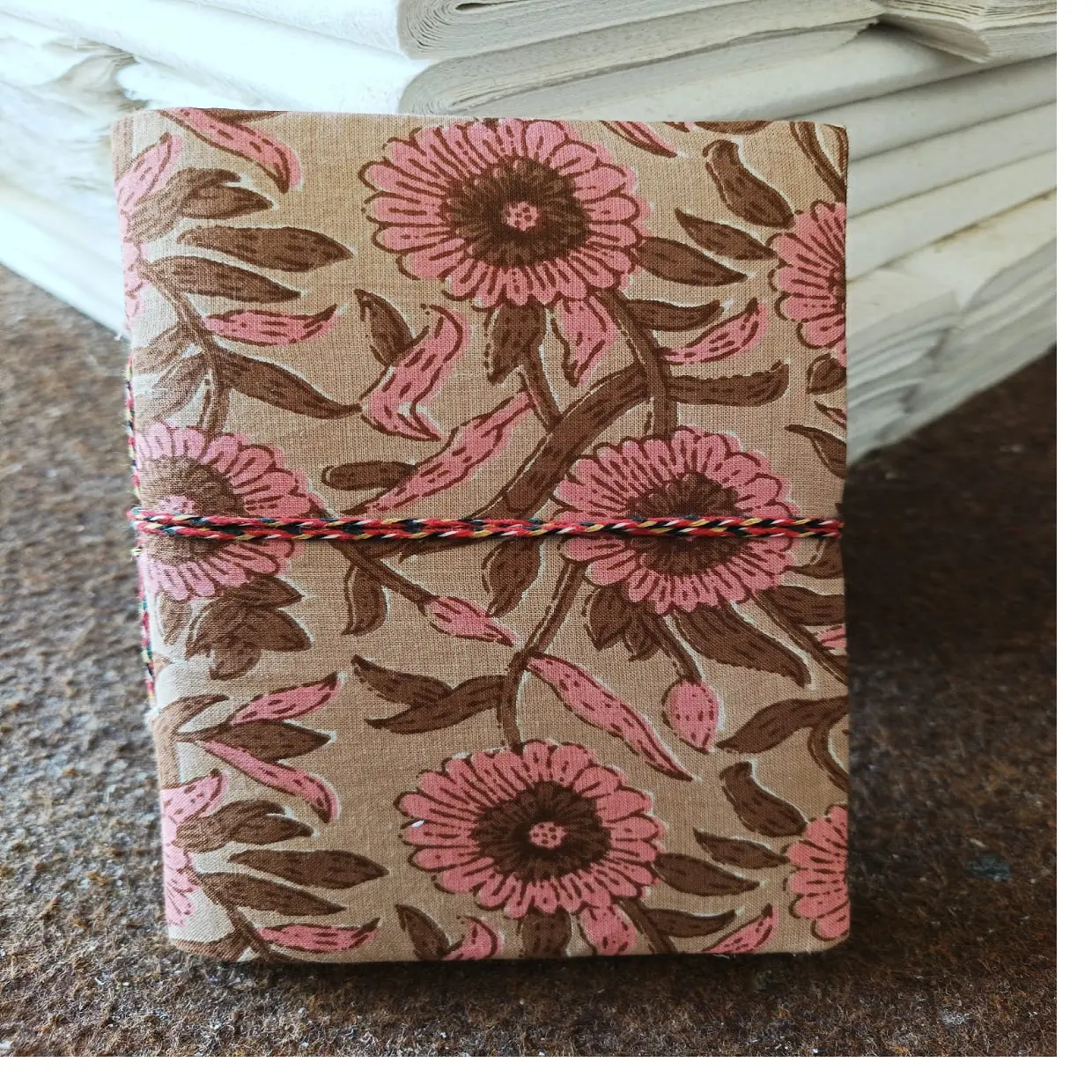 Feito sob encomenda no design floral, tecido de algodão reciclado coberto feito à mão notebook de papel com cordão ideal para resale