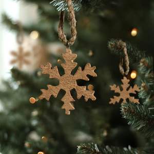 Adorno colgante de Navidad de madera rústica para decoración del hogar con diseño de patrón festivo pintado a mano - Product Image 3