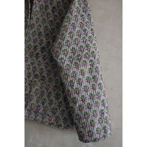 Veste d'hiver pour femme en coton tissé matelassé réversible écologique faite à la main, imprimé floral en blocs, manches longues, boutonnée - Product Image 3