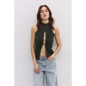 Blusa Casual con Cuello Halter, Detalle en V, Manga Corta y Logotipo Frontal - Product Image 3