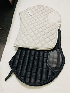 Sous-selle matelassée pour cheval – Tapis de selle équestre premium avec sangles de selle, vente en gros OEM - Product Image 4