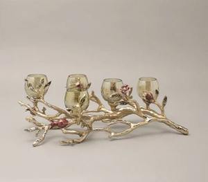 L'incroyable bougeoir doré moderne avec verre ajoute une touche accueillante, chaleureuse, confortable et élégante aux espaces de vie - Product Image 2